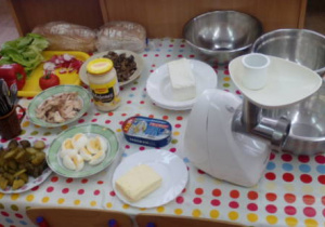 Produkty i przybory do wykonania kanapek zebrane na stoliku